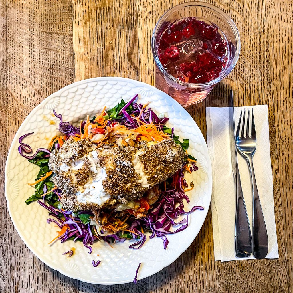 Organic bed and breakfast, dinner can be ordered, also vegetarian or vegan.